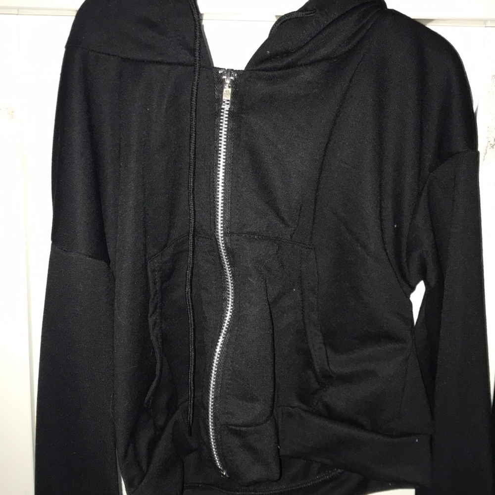 Cropped black sweatshirt